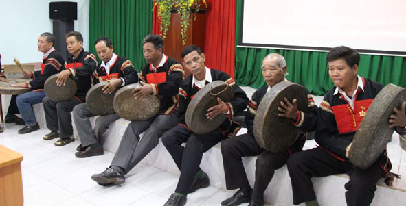 Nhiều lớp học nâng cao kỹ năng thẩm âm và chỉnh sửa chiêng được tổ chức nhằm duy trì, bảo tồn di sản cồng chiêng ở Đắk Lắk. 