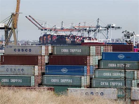 Tàu container của Trung Quốc và các quốc gia châu Á cập cảng Long Beach, bang California, Mỹ. Ảnh: AFP/TTXVN