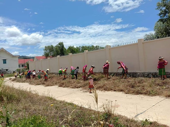 Hội viên Hội LHPN xã Cư San dọn vệ sinh môi trường.