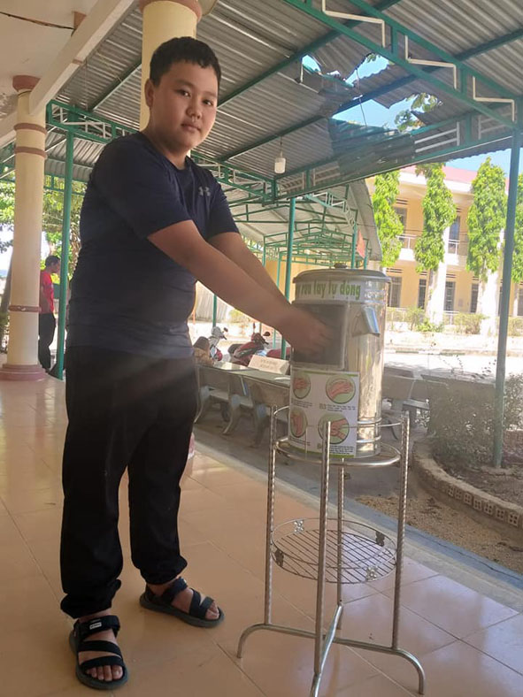 Em Lê Nguyễn Hoàng Triều và chiếc máy rửa tay tự động.