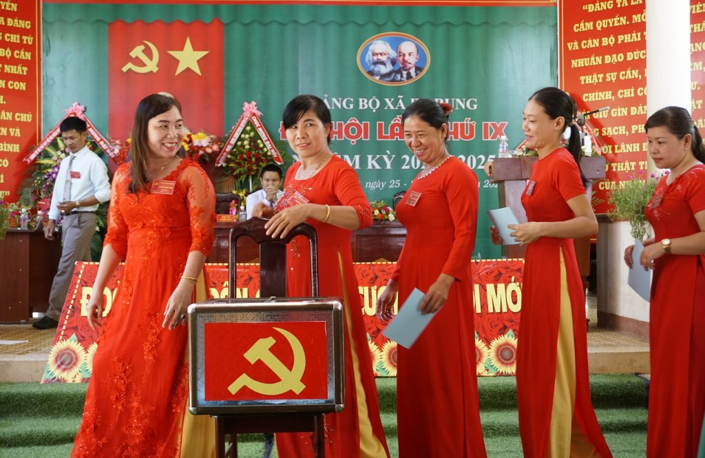 Các đại biểu bỏ phiếu bầu Ban chấp hành Đảng bộ xã nhiệm kỳ mới