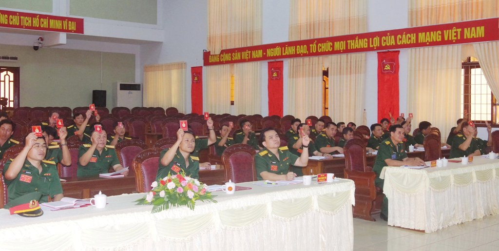 Các đại biểu tham gia biểu quyết tại Đại hội