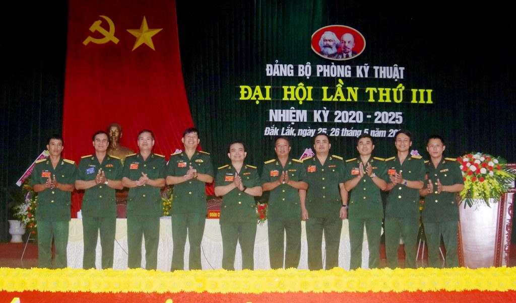 Ban chấp hành nhiệm kỳ mới và đại biểu tham dự Đại hội Đảng bộ Quân sự tỉnh nhiệm kỳ  2020 - 2025 ra mắt Đại hội