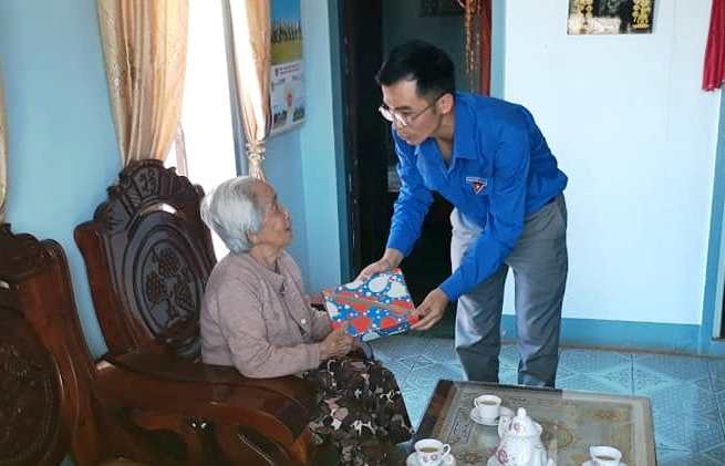 Thăm hỏi, tặng quà gia đình có công với cách mạng