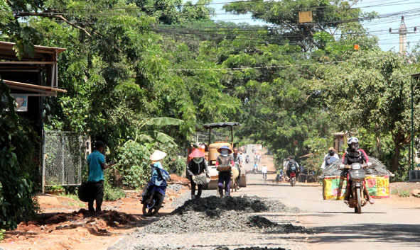 Nâng cấp đường trục xã Cư Huê với tổng kinh phí trên 5 tỷ đồng từ nguồn vốn ngân sách tỉnh.