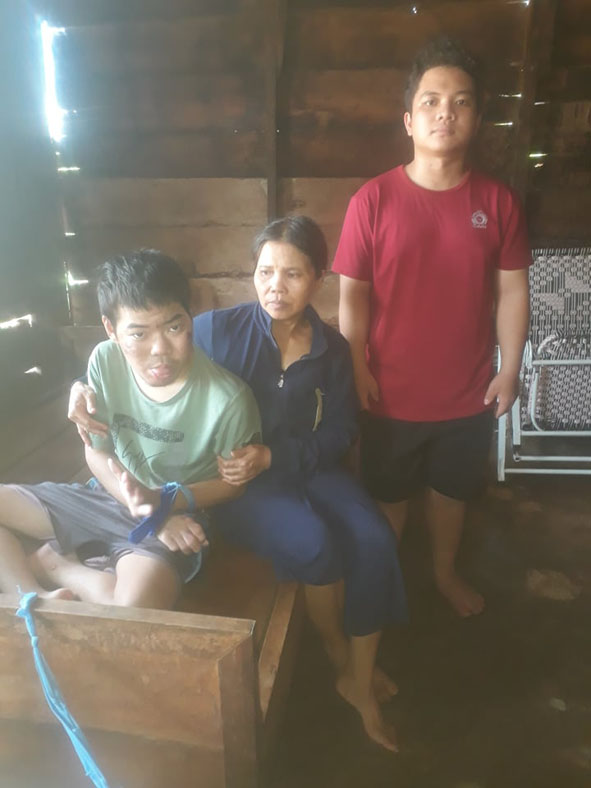 Mẹ con chị Lê Thị Phuyn.