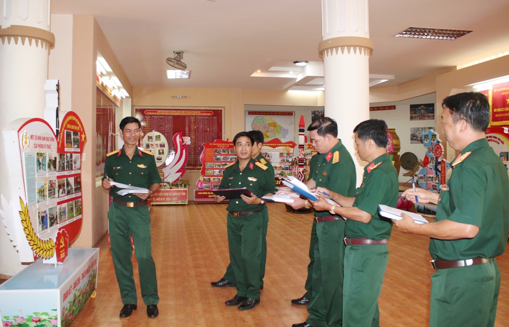 Ban giám khảo tham gia chấm giải nội dung thi pano ảnh