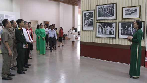 Du khách tham quan, nghe thuyết minh trong Bảo tàng tỉnh Đắk Lắk.