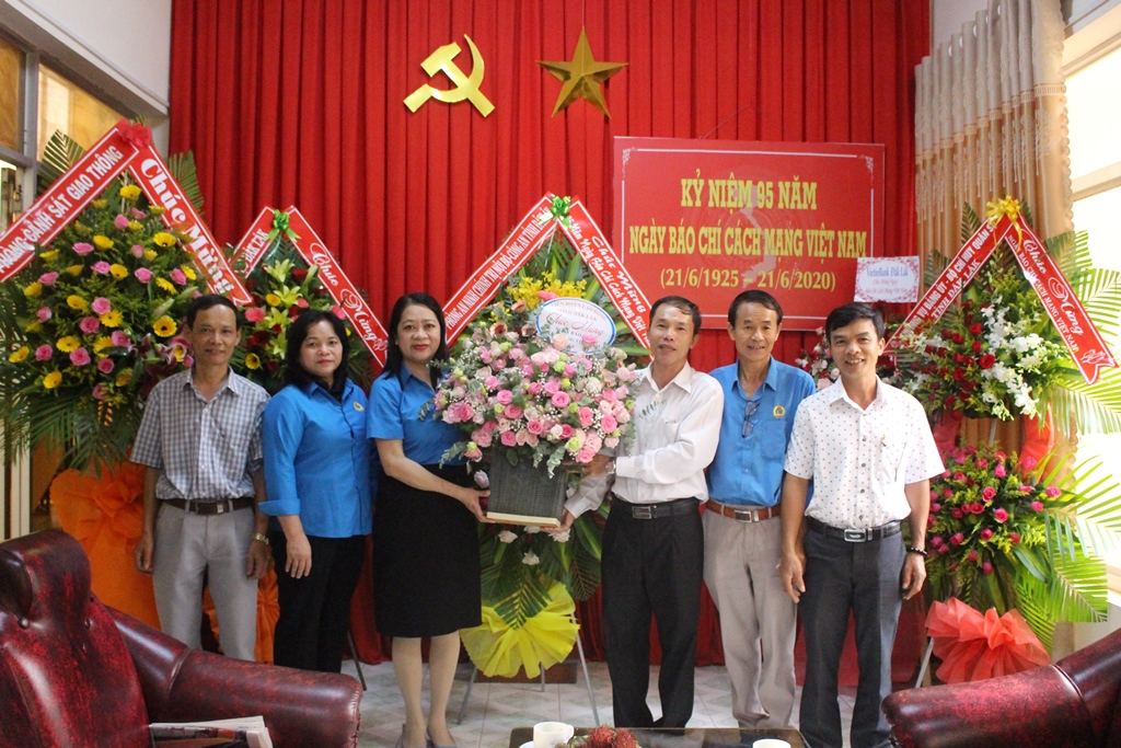 Liên đoàn Lao động tỉnh thăm, chúc mừng Ngày báo chí cách mạng Việt Nam