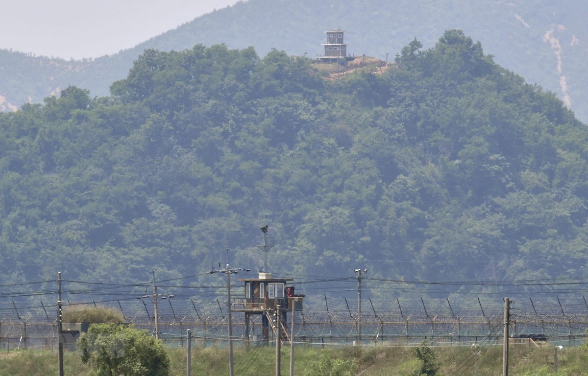 Trạm gác của Triều Tiên (phía trên) nhìn từ thành phố biên giới Paju (Hàn Quốc) ngày 16-6. 