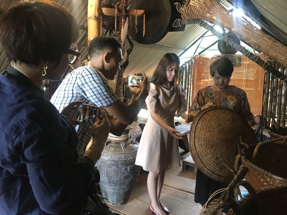 Phóng viên Báo Đắk Lắk thực hiện video clip bằng điện thoại thông minh.