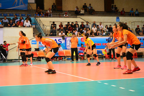Đội hình Đội bóng chuyền nữ Đắk Lắk trong một trận đấu.   
