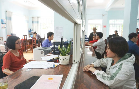 Cán bộ Bộ phận tiếp nhận và trả kết quả của Sở Tư pháp giải quyết thủ tục hành chính cho người dân.