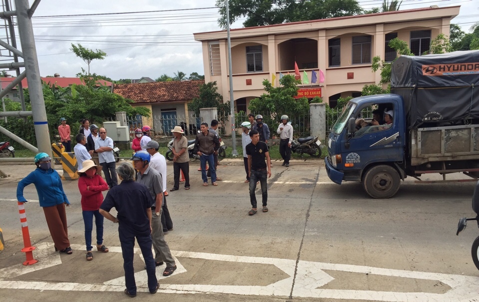 Người dân vây kín Trạm thu phí Ea Đar.