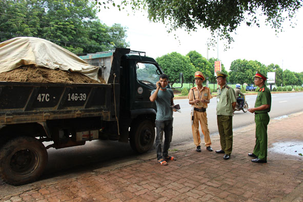 Đoàn kiểm tra liên ngành TP. Buôn Ma Thuột kiểm tra hóa đơn vận chuyển hàng hóa lưu thông trên địa bàn.