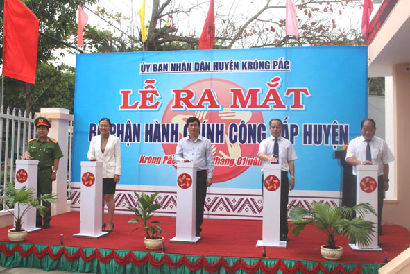Lãnh đạo huyện Krông Pắc bấm nút ra mắt Bộ phận hành chính công cấp huyện vào tháng 1-2020.    Ảnh: Lan Anh