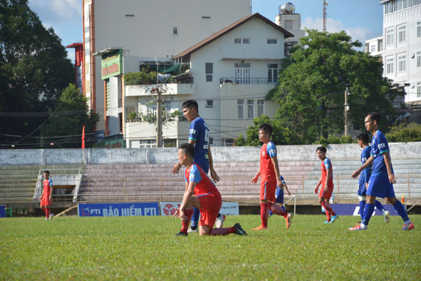 Khu vực khán đài B Sân vận động Buôn Ma Thuột vắng bóng khán giả. 