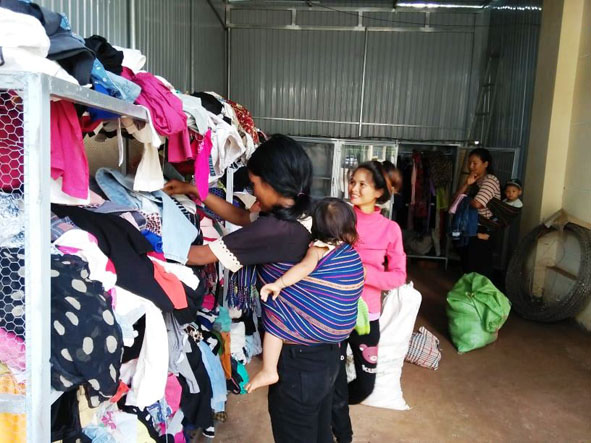 Người dân xã Cư Né chọn đồ tại