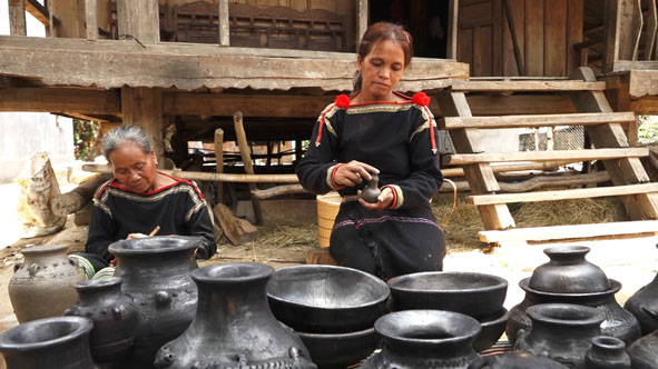 Những sản phẩm gốm của người M'nông R'lâm bóng như được tráng men.