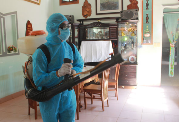 Cán bộ y tế phun hóa chất khử khuẩn bề mặt tại hộ gia đình phòng chống dịch Covid-19. 