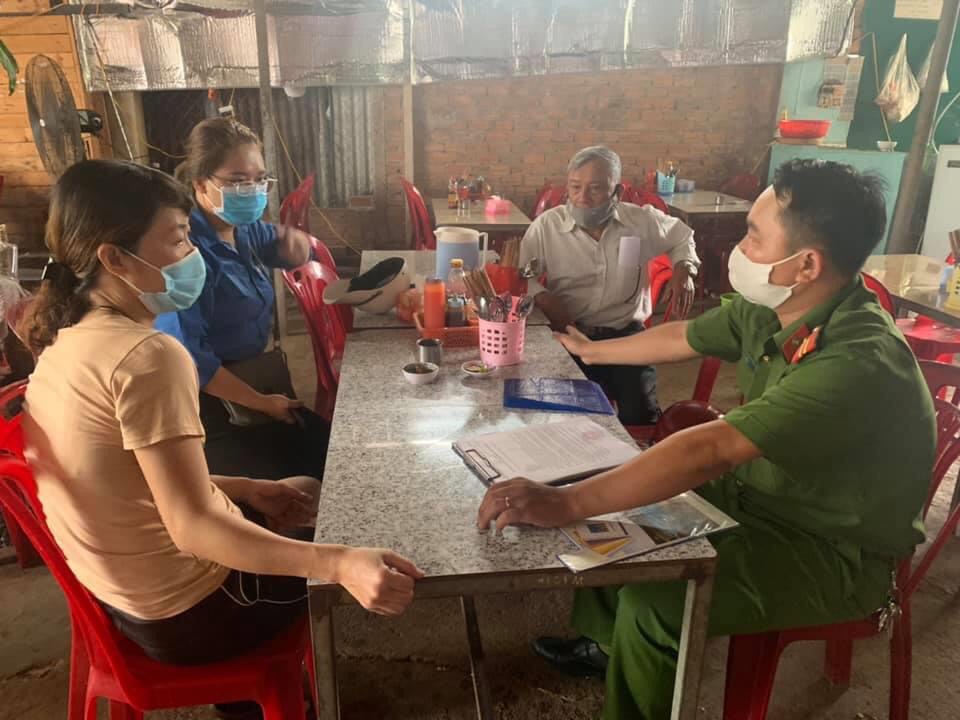 ĐVTN phường Tự An phối hợp với lực lượng chức năng vận động quán ăn ký cam kết thực hiện phòng chống dịch Covid-19. Ảnh: V.Anh