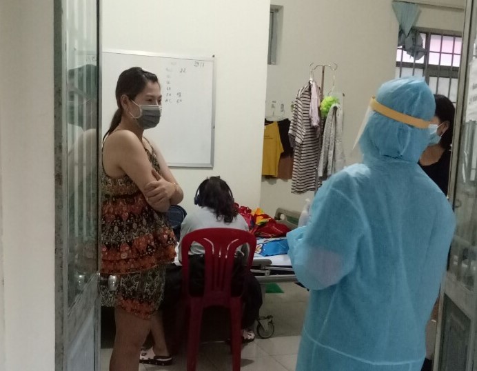 Các y bác sĩ còn trực tiếp đến từng phòng bệnh thăm hỏi, trò chuyện, động viên tinh thần người bệnh