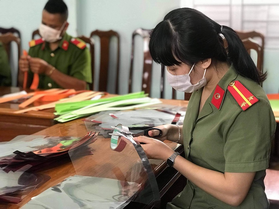 Đoàn viên, thanh niên Công an huyện Buôn Đôn làm mũ chống giọt bắn tặng các chiến sĩ thực hiện nhiệm vụ tại các tuyến đầu chống dịch Covid-19. 