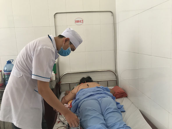 Bác sĩ châm cứu cho bệnh nhân mắc bệnh Parkinson.