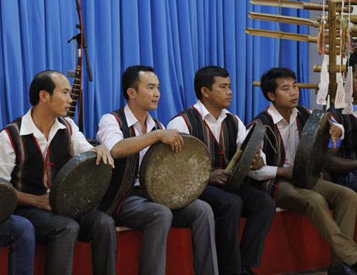 Các học viên lớp tập huấn “Xây dựng chương trình lễ hội và truyền dạy đánh chiêng, nhạc cụ dân tộc năm 2020” biểu diễn chiêng.