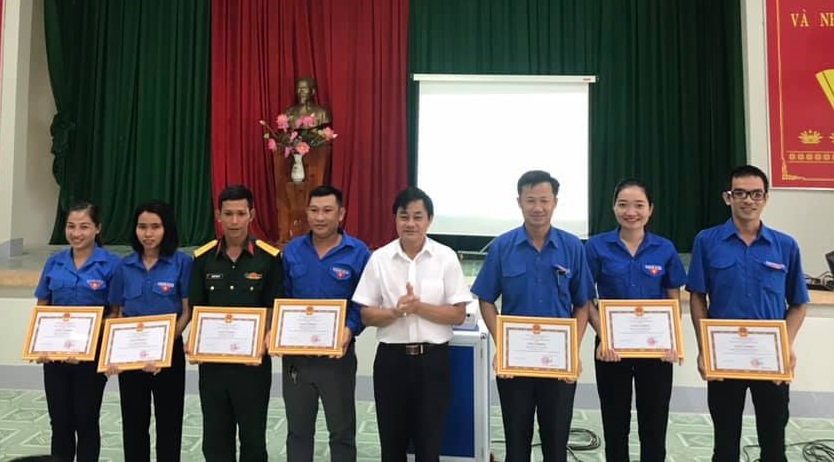 Tặng Giấy khen cho cá nhân, tập thể có thành tích xuất sắc trong chiến dịch thanh niên tình nguyện 2020.