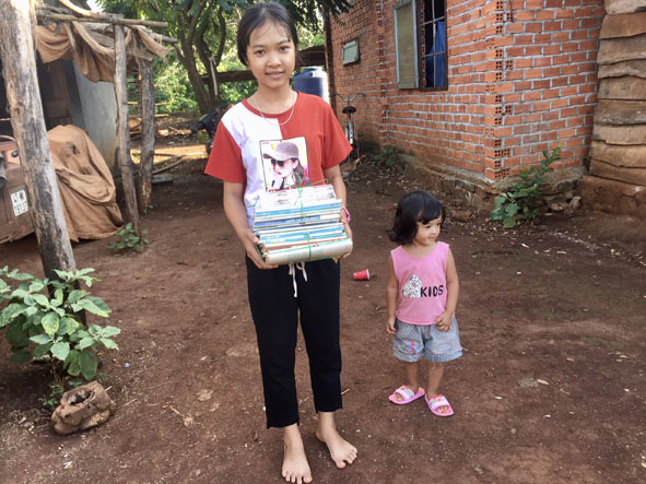 Học sinh tại buôn K'bu (xã Hòa Khánh) được tặng sách giáo khoa trước thềm năm học mới.