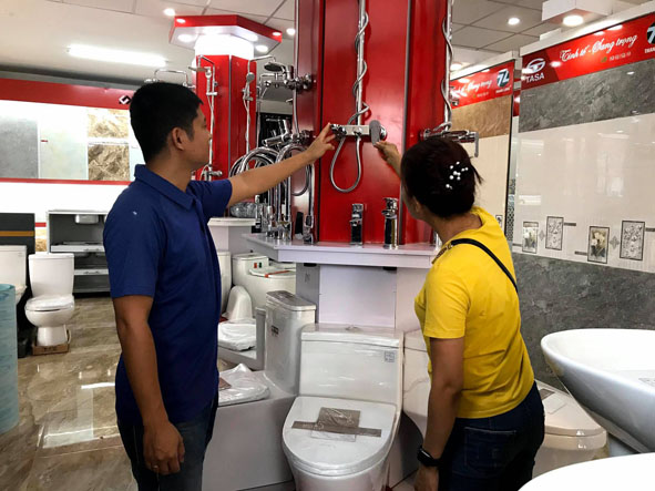 Ở thị trấn Quảng Phú xuất hiện ngày càng nhiều các cửa hàng kinh doanh.