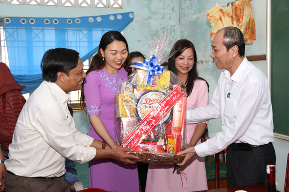 Chủ tịch UBND tỉnh Phạm Ngọc Nghị thăm, tặng quà cán bộ, giáo viên điểm Trường Tiểu học Nguyễn Thị Minh Khai (buôn Dliêya A, xã Dliêya, huyện Krông Năng). Ảnh: Thế Hùng