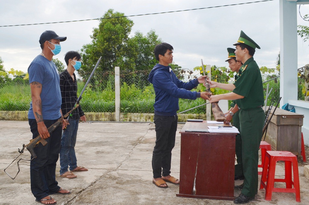 Người dân tự giác giao nộp vũ khí tại Đội công tác địa bàn Đồn Biên phòng Ia Rvê 