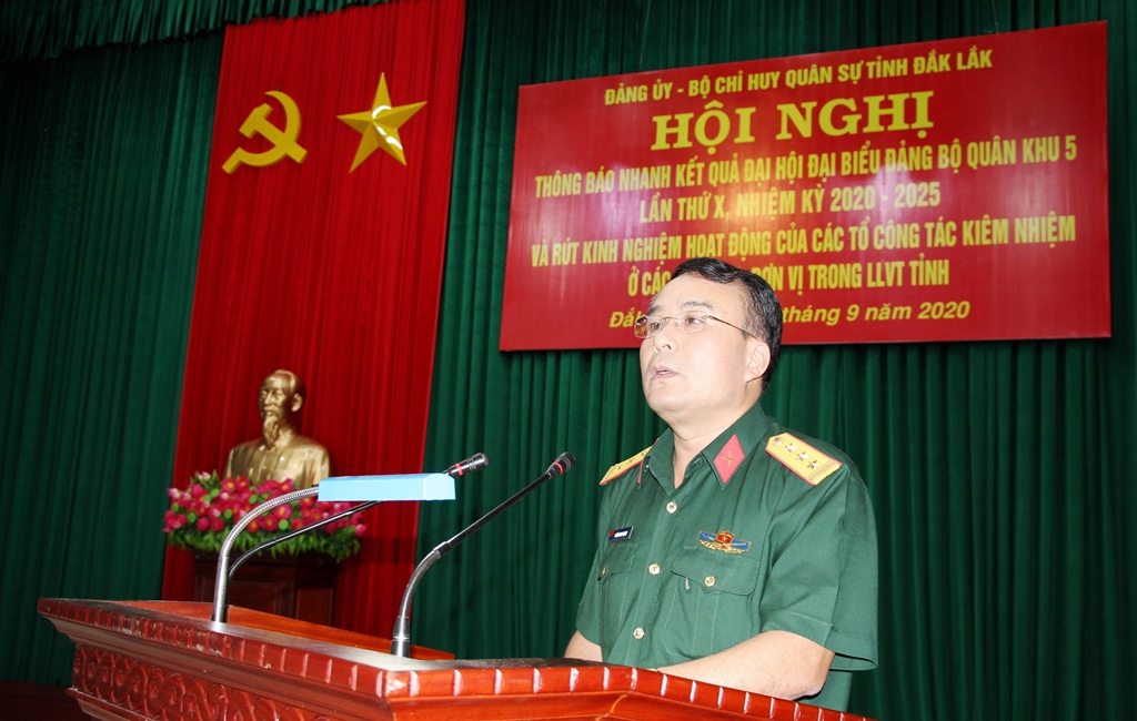 Thượng tá Trần Minh Trọng, Chính ủy Bộ Chỉ huy Quân sự tỉnh phát biểu chỉ đạo hội nghị