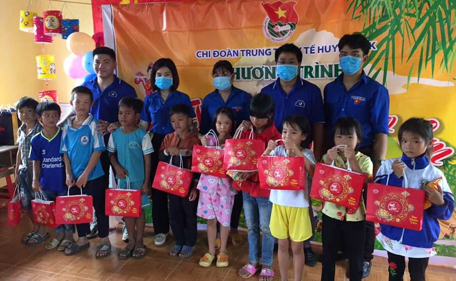 Các em thiếu nhi của buôn nhận quà trung thu.