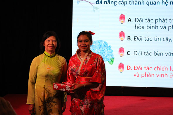 Học viên các trường học, trung tâm ngoại ngữ tham gia trò chơi tìm hiểu về văn hóa, con người Nhật Bản.