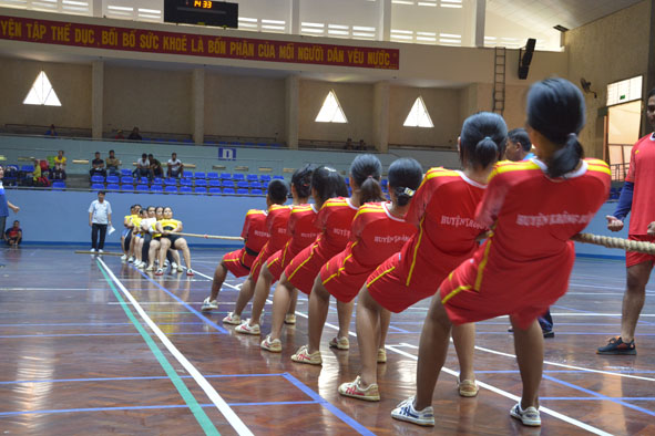 Vận động viên thi đấu chung kết môn kéo co nữ.