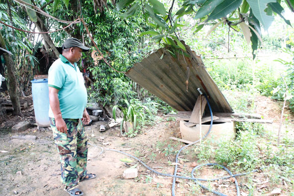 Giếng nước của hộ ông Y  Xê Niê được xây dựng cạnh chuồng trại chăn nuôi không bảo đảm  vệ sinh. 