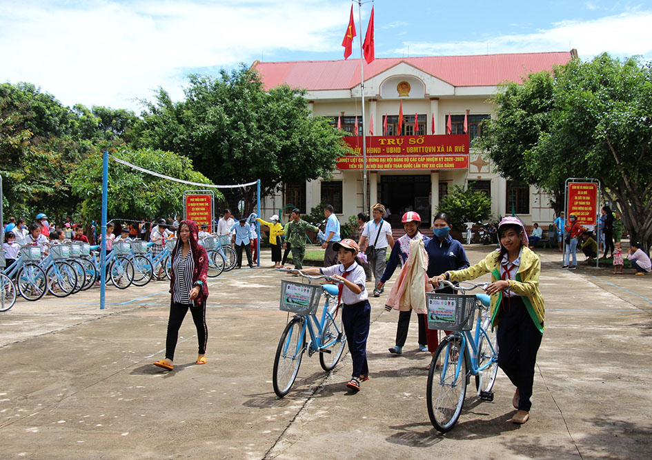 Phụ huynh và học sinh vui mừng khi nhận xe đạp do Chương trình