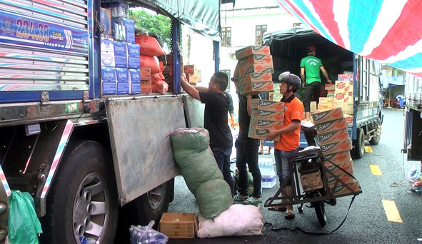 Các đơn vị, cá nhân ở huyện Ea Kar ủng hộ nhu yếu phẩm để gửi đến vùng lũ miền Trung.  Ảnh: Xuân Thao