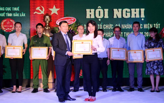 Phó Chủ tịch Thường trực UBND tỉnh Nguyễn Tuấn Hà trao giấy khen UBND tỉnh tặng cho các tập thể, cá nhân