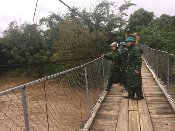 Ban Chỉ đạo Phòng chống thiên tai  xã Ea Sar (huyện Ea Kar) kiểm tra  thực địa.  
