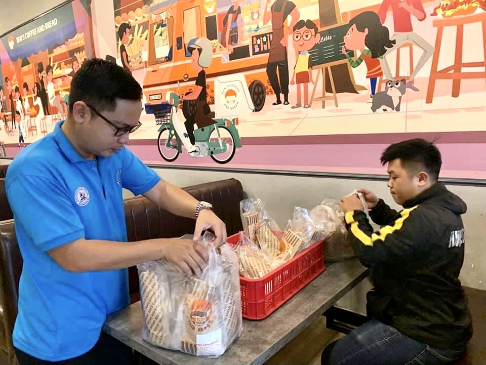 Đoàn viên thanh niên TP. Buôn Ma Thuột chuẩn bị bánh mì cho chương trình “Bữa sáng sẻ chia”. Ảnh: A. Phương