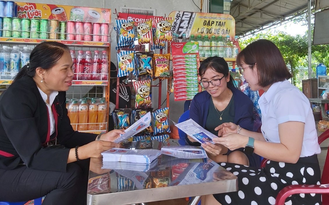 Cán bộ BHXH huyện Lắk tuyên truyền về lợi ích của BHXH, BHYT đến người dân trên địa bàn.