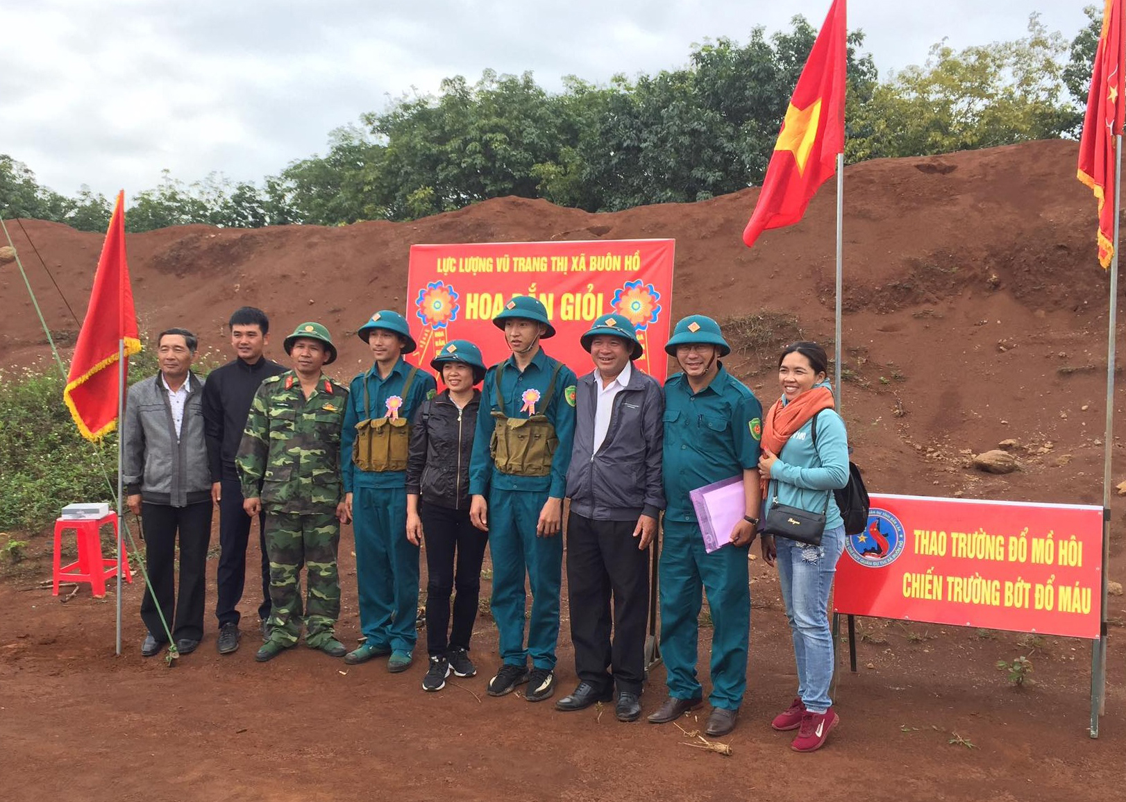 Lãnh đạo Ban Chỉ huy Quân sự thị xã Buôn Hồ và chính quyền các xã, phường tặng hoa bắn giỏi cho các chiến sĩ dân quân tư vệ. Ảnh: P.Diệm