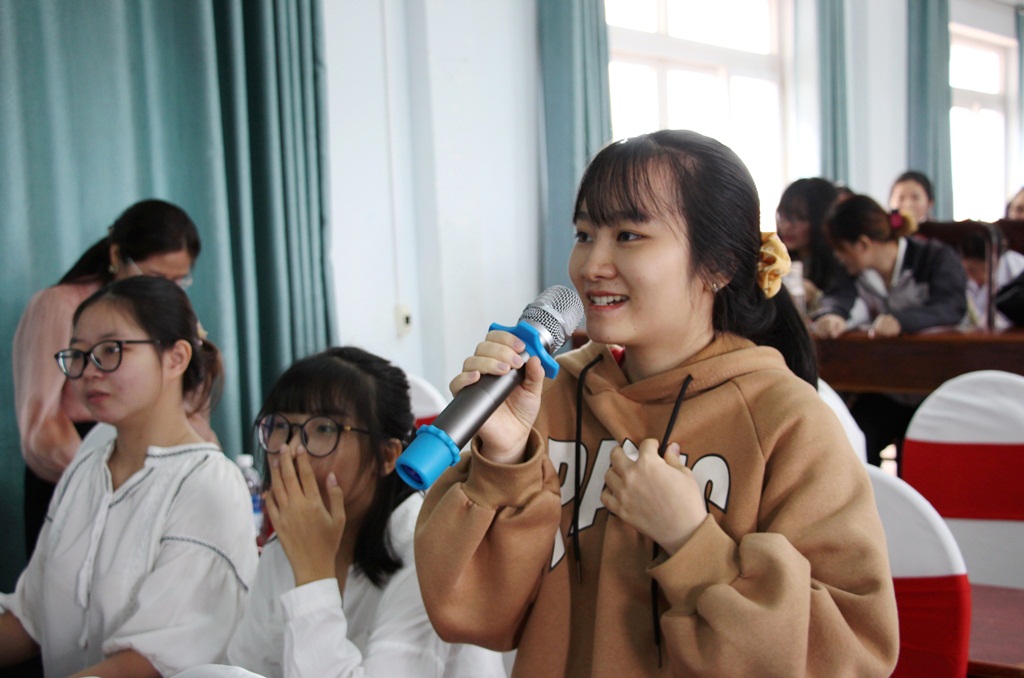 Sinh viên Trường Đại học Buôn Ma Thuột tham gia giao lưu tại chương trình