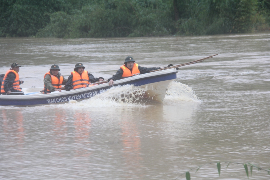 Lực lượng chức năng huyện M'Đrắk triển khai ứng phó với thiên tai