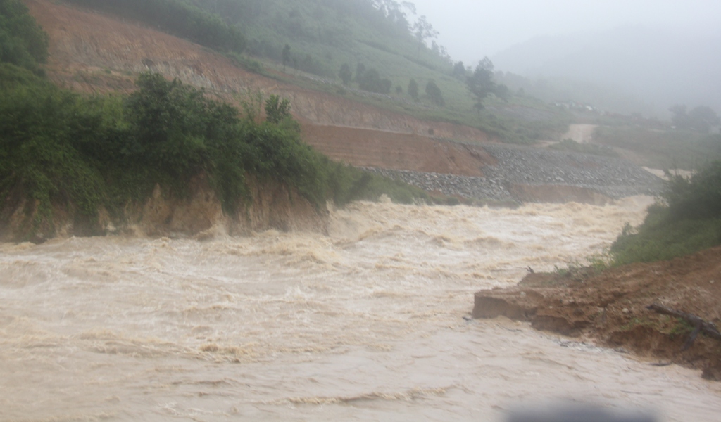 Nước suối Kr ông Pắc Thượng tiếp tục đổ về hạ du khiến một số khu vực thấp của huyện M’Drắk tiếp tục bị ngập