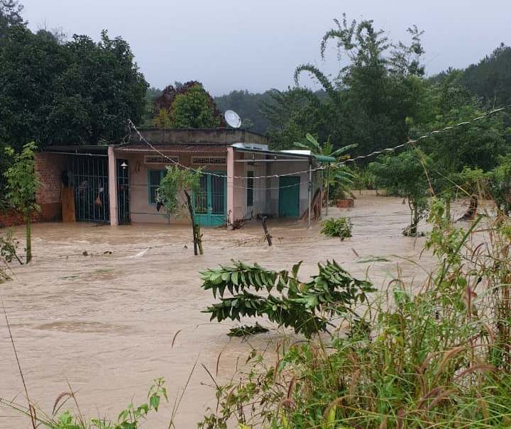 Một nhà dân tại huyện Krông Năng bị ngập. Ảnh: Thuận Nguyễn